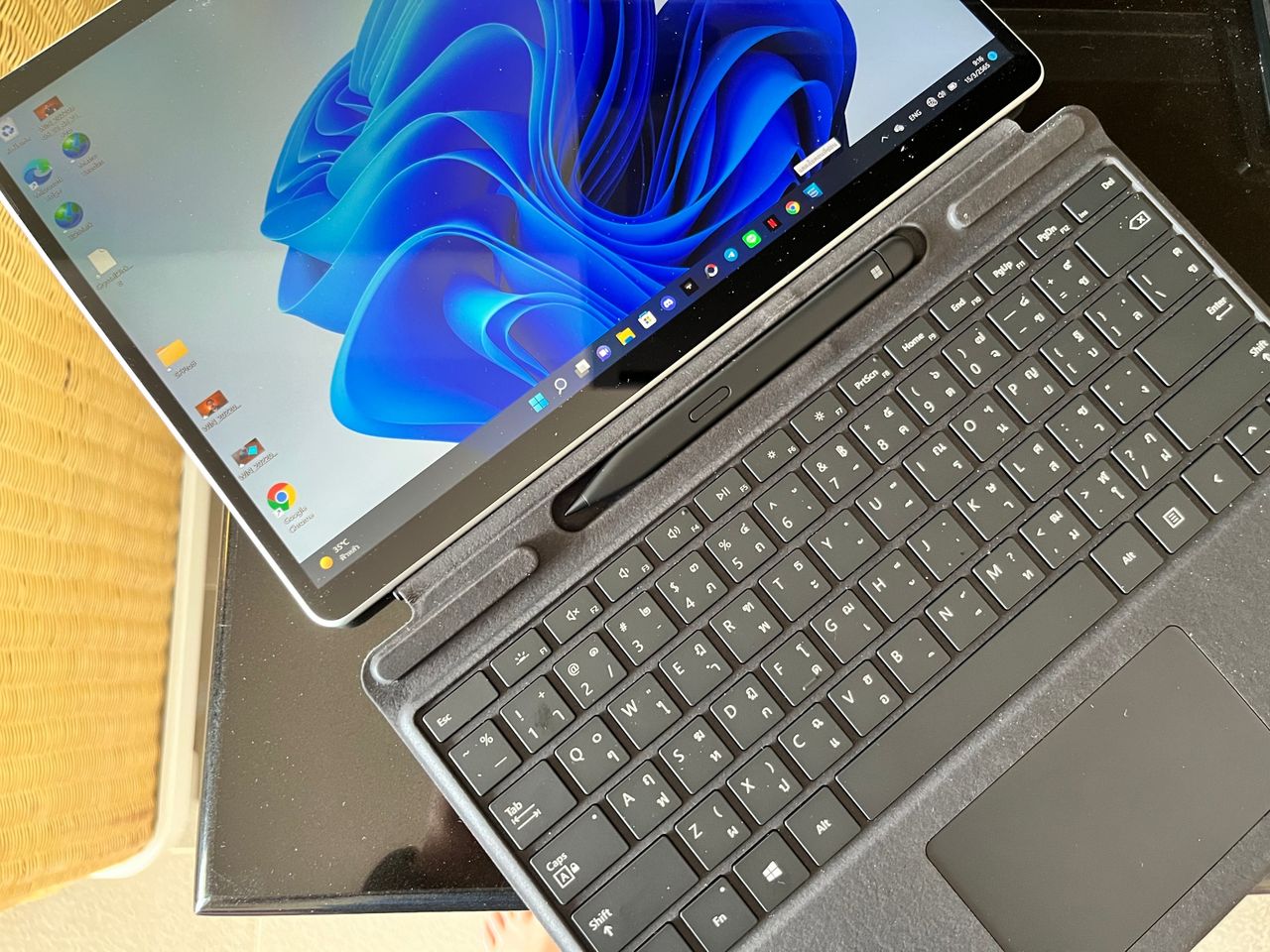 Microsoft Surface Pro Signature Keyboard และ Microsoft Surface Slim Pen 2 อุปกรณ์เสริมสำหรับ Microsoft Surface Pro 8