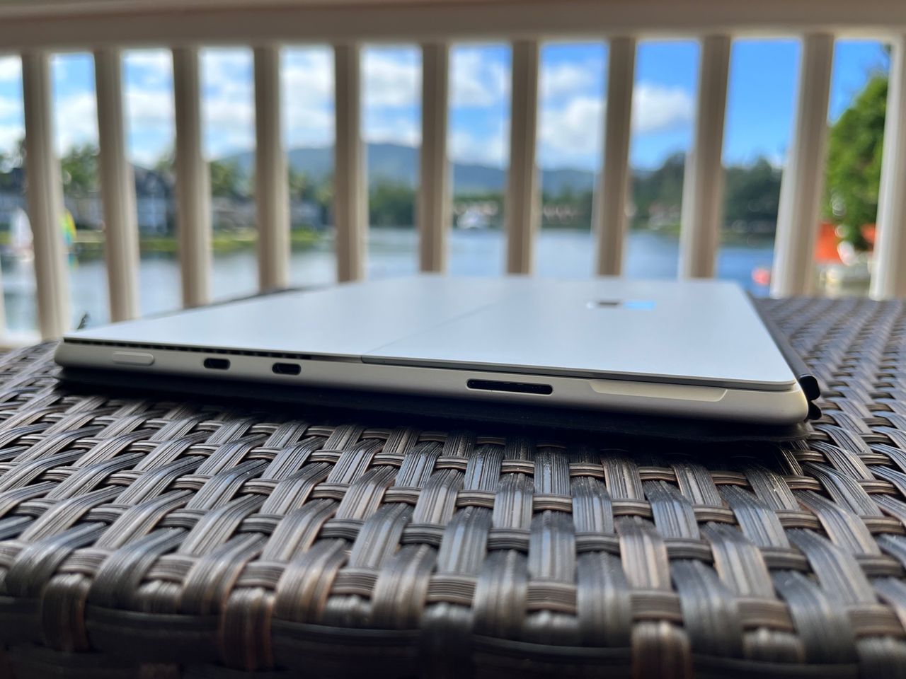 Microsoft Surface Pro 8 พอร์ตเชื่อมต่อเยอะทีเดียว