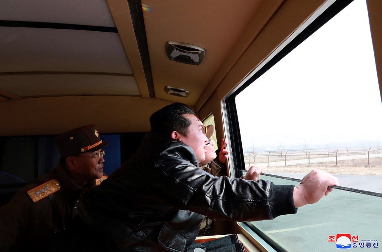 คิม จอง-อึน ผู้นำสูงสุด มาดูการทดสอบยิงขีปนาวุธรุ่นใหม่ด้วย