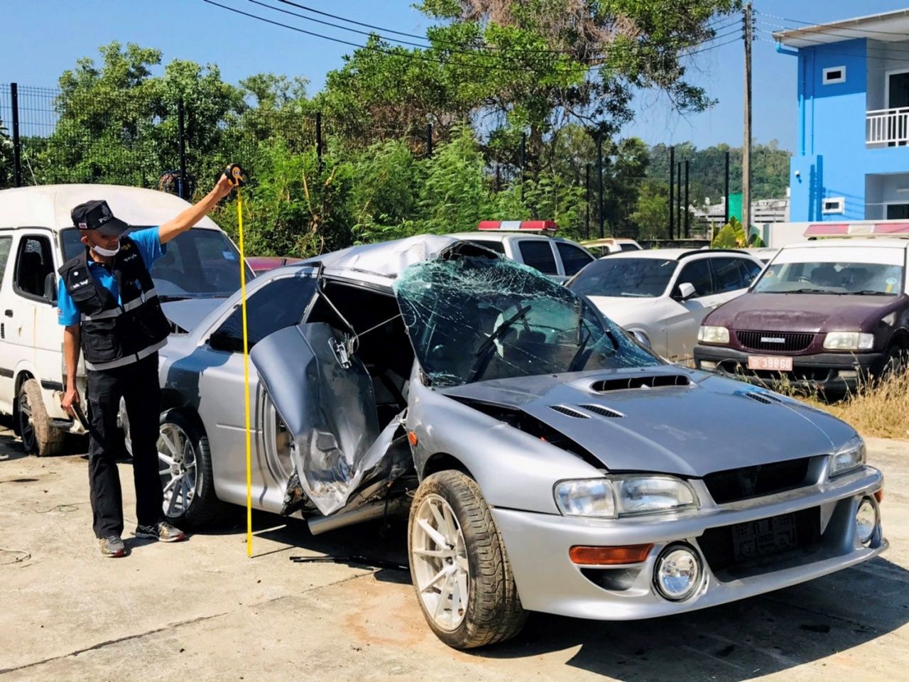 ไฮโซปลาวาฬขับรถเก๋งยี่ห้อซูบารุ เสียหลักชนเสาไฟฟ้า เมื่อปี 2564