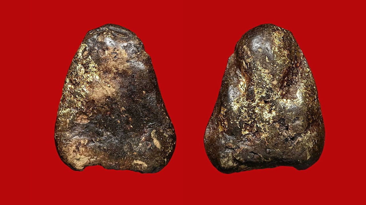 พระปิดตา พิมพ์เล็กหลังเรียบ เนื้อผงคลุกรักจุ่มรัก หลวงพ่อแก้ววัดเครือวัลย์ ของ ทศพล ไหลสงวนนาม.