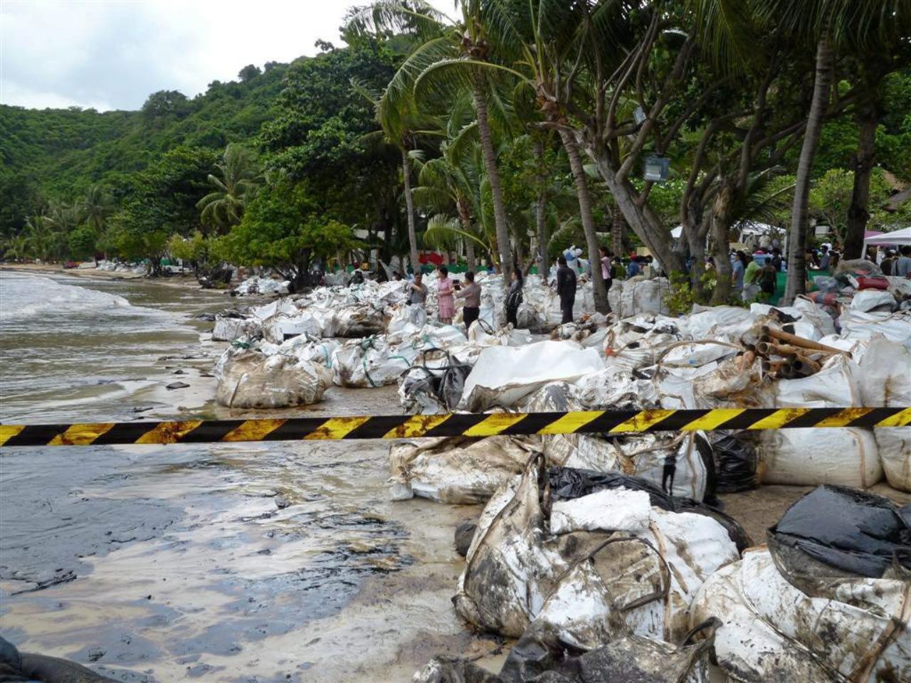 เกาะเสม็ด ได้รับผลกระทบหนักจากเหตุน้ำมันรั่ว ปี 2556