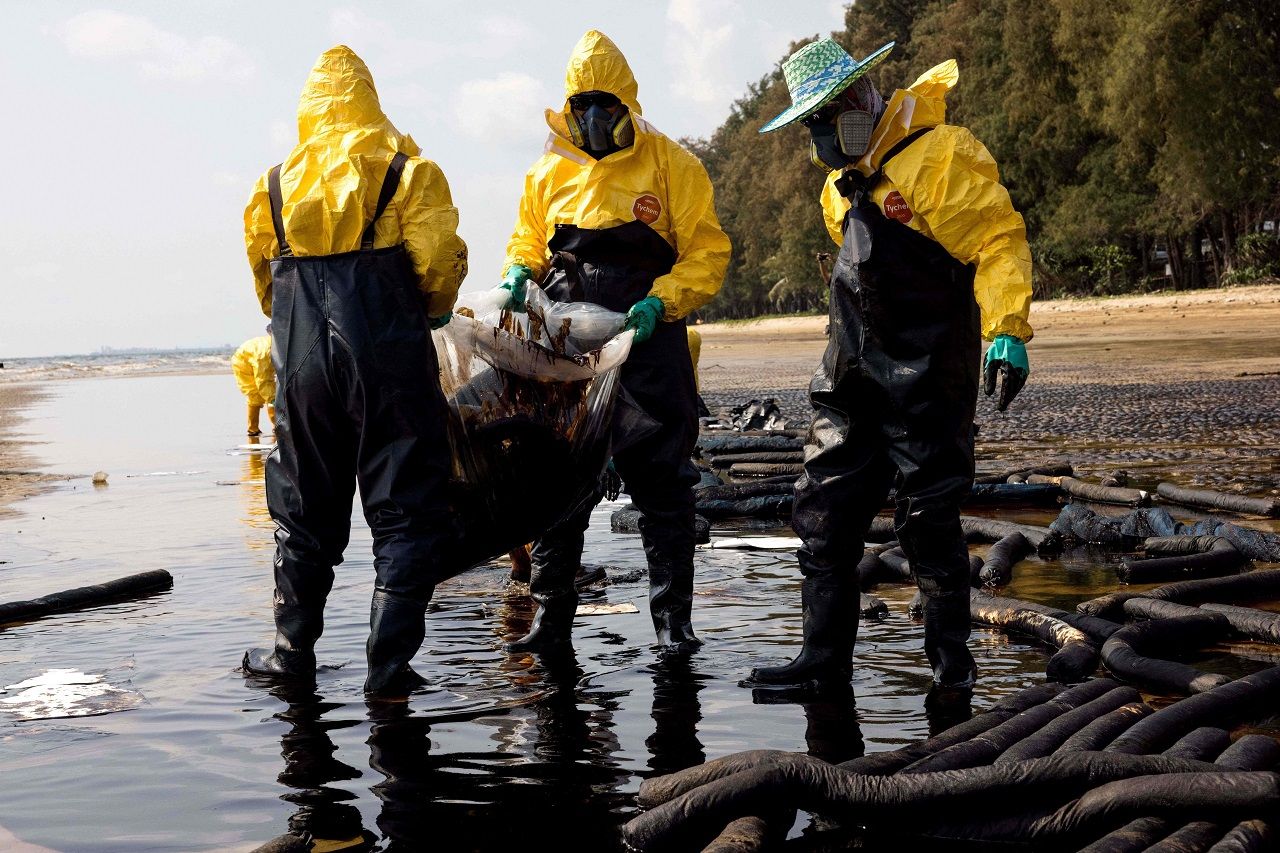 เจ้าหน้าที่เร่งเก็บกู้คราบน้ำมัน