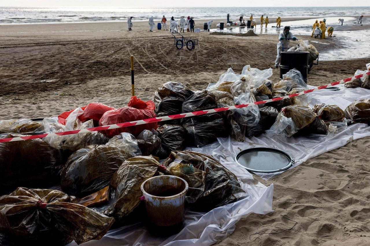 กองคราบน้ำมันที่เก็บกู้จากหาดแม่รำพึง จังหวัดระยอง