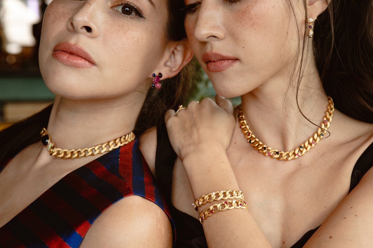 เครื่องประดับเป็นงานฝีมือทุกชิ้นจึงมีความโดดเด่นเป็นเอกลักษณ์