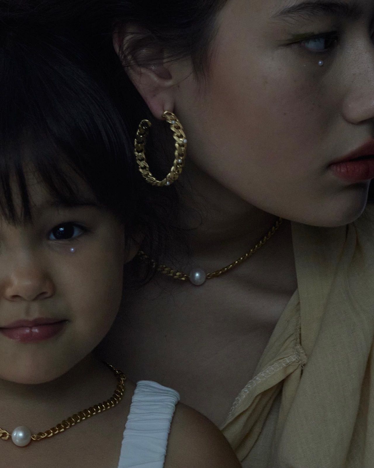 กลุ่มลูกค้าที่เป็นคุณแม่รุ่นใหม่มักสั่งทำเครื่องประดับใส่คู่กันกับลูก (ภาพจากเฟซบุ๊ก Moon Tree)