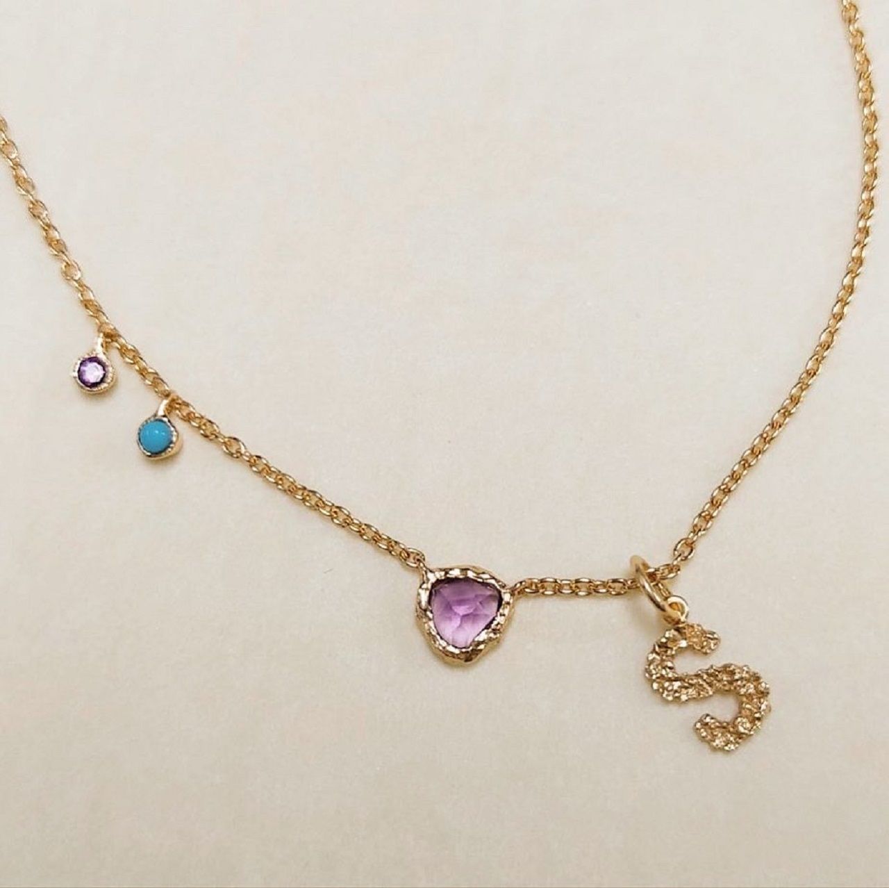 สร้อยที่ใช้พลอยเดือนเกิดมาสั่งทำตามความต้องการลูกค้า (ภาพจากเฟซบุ๊ก Moon Tree)