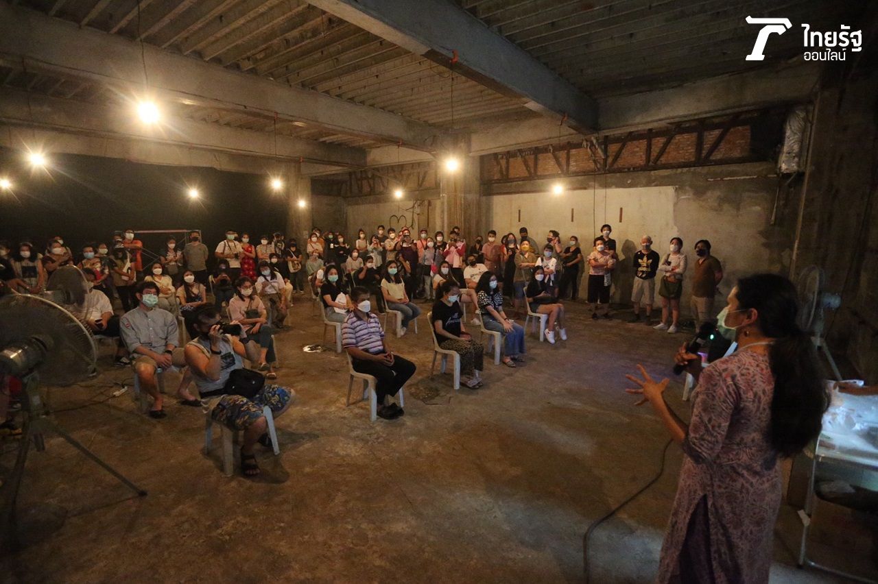 ก่อนเข้าชมนิทรรศการจะมีการบอกเล่าเรื่องราวความเป็นมาของย่านบางลำพูให้แก้ผู้เข้าชมได้ฟังด้วย