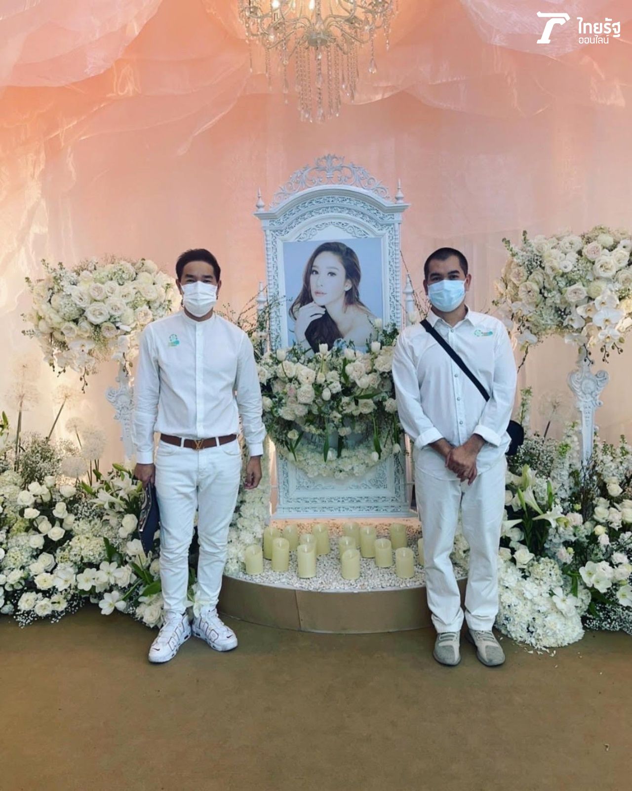 (ขวามือ) วุฒิ 