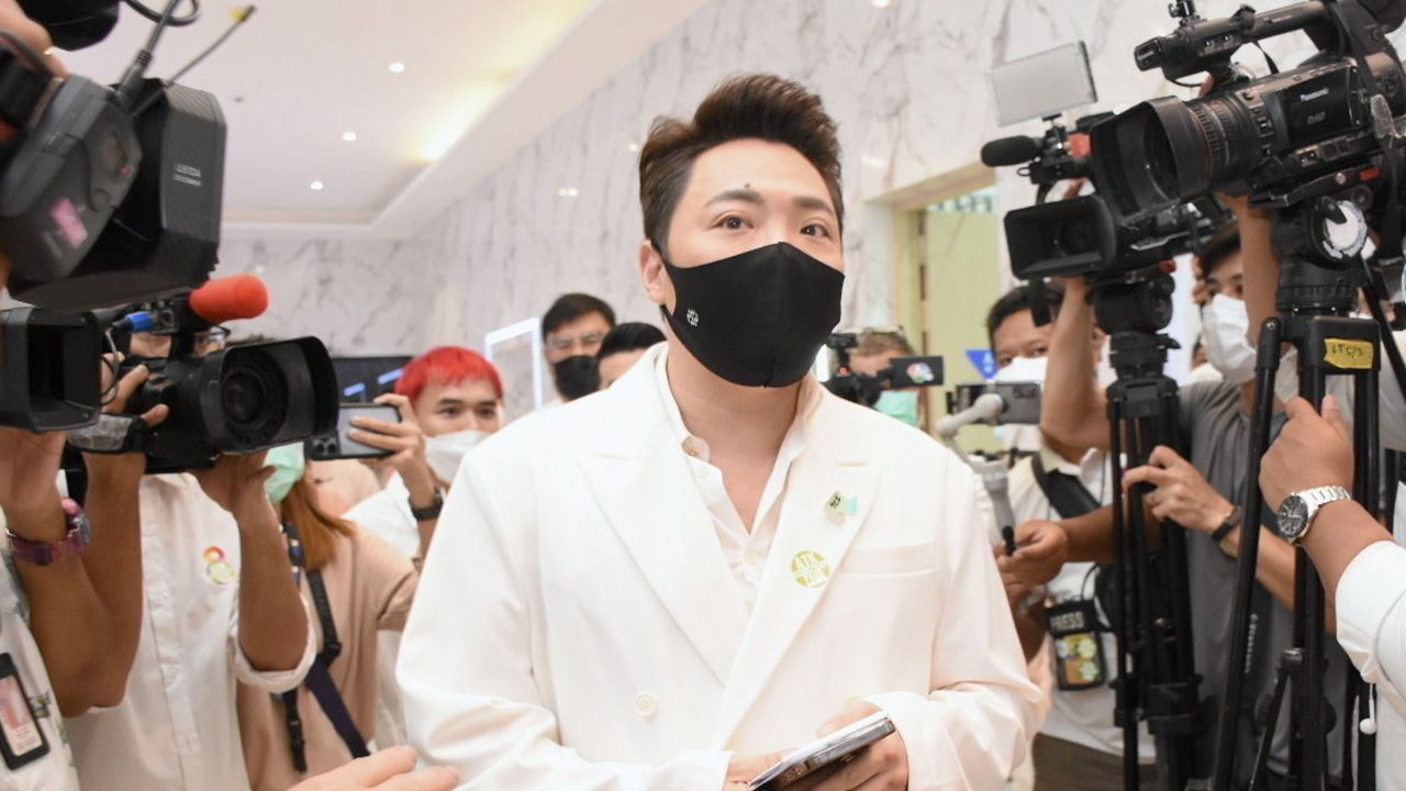 ตอนทำพิธีกรอาจจะมีกระทบกระทั่ง คุณแม๊ บ้าง มดดำ-คชาภา ไปร่วมพิธีอาลัย แตงโม และถือโอกาสเจอ แม่ ภนิดา กล่าวขอโทษอาจมีพูดข่าวรุนแรงไปบ้าง และที่สำคัญให้กำลังใจ.