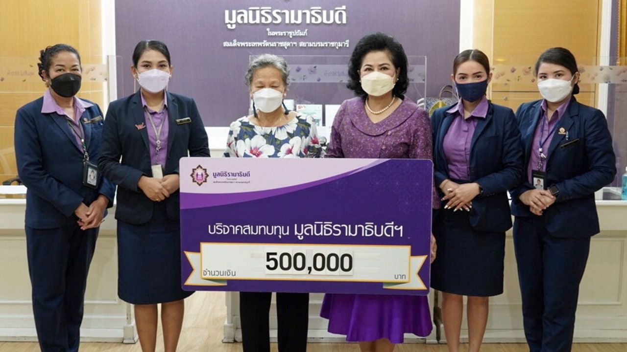 ปรับปรุง - ดร.สมศักดิ์ โตรักษา และ พรทิพย์ สาระชาติ บริจาคเงินจำนวน 500,000 บาท เพื่อสมทบทุนมูลนิธิรามาธิบดี โครงการปรับปรุงห้องผ่าตัดหู คอและจมูก โดยมี มาลี สังวาลย์เล็ก รอง ผจก.มูลนิธิรามาธิบดี เป็นผู้รับมอบ ที่อาคารสมเด็จพระเทพรัตน์ มูลนิธิรามาธิบดี วันก่อน.