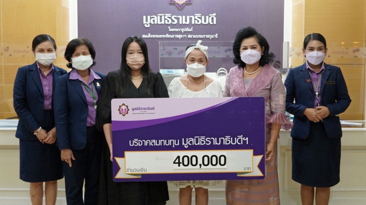 บริจาคเงิน - กนกพรรณ–มุกกระจ่าง จรณี บริจาคเงินจำนวน 400,000 บาท เพื่อสมทบทุนสนับสนุนโครงการนวัตกรรมการแพทย์เพื่อผู้สูงวัยและผู้ป่วยระยะสุดท้าย โรงพยาบาลรามาธิบดี โดยมี มาลี สังวาลย์เล็ก รองผู้จัดการมูลนิธิรามาธิบดี เป็นผู้รับมอบ ที่มูลนิธิรามาธิบดี วันก่อน.