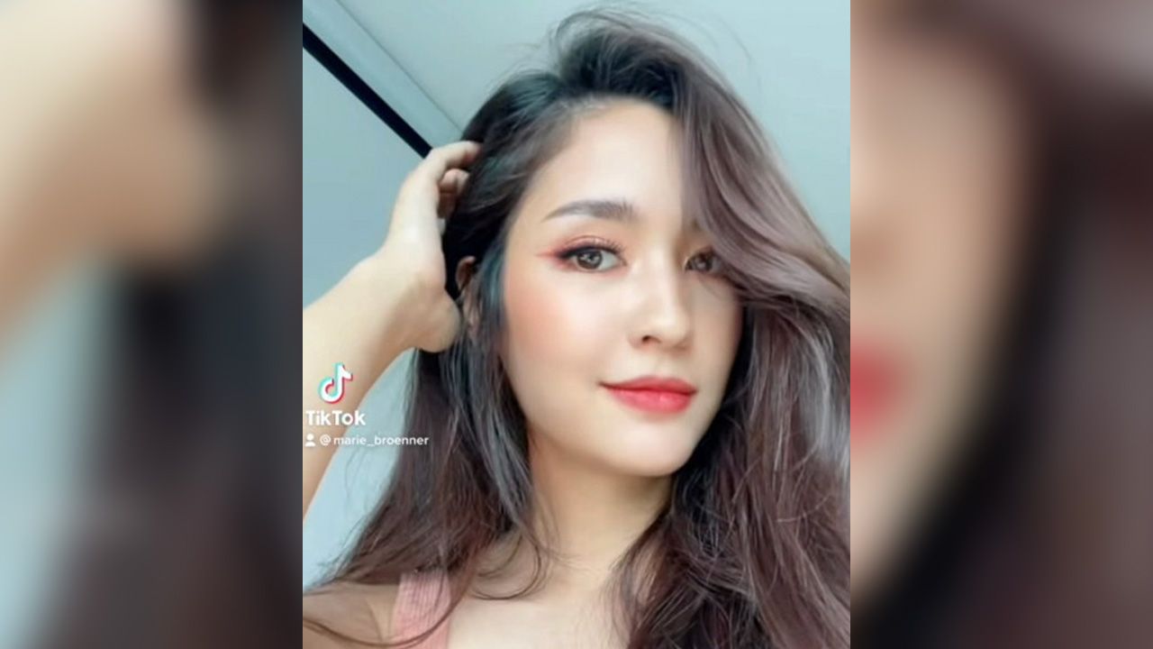 เพิ่งติดโควิด-19 ไปไม่นาน ล่าสุด มารี เบรินเนอร์ ได้มาอัปเดตด้วยการเต้นติ๊กต่อกโชว์ผลตรวจ ATK 1 ขีดแสดงว่าหายแล้ว แต่หวานใจ พิชญ์ กาไชย เข้ามาแซวว่าตายังแดงนะ.