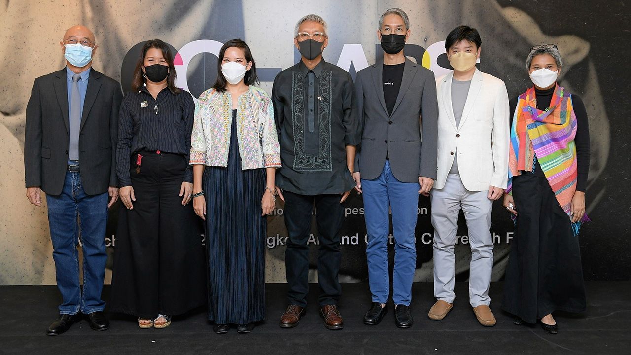 น่าชม ท่านผู้หญิงสิริกิติยา เจนเซน เปิดนิทรรศการภาพถ่ายฟิล์มกระจกเปียก ผลงานของ นิโก้ เซเป้ ศิลปินช่างภาพสารคดีชาวฟิลิปปินส์ โดยมี ประคำกรอง พงษ์ไพบูลย์, นพฤทธิ์ ทรัพย์ทิพยรัตนา และ ศิระ อุดล มาร่วมชมด้วย ที่หอศิลปวัฒนธรรมแห่งกรุงเทพมหานคร วันก่อน.