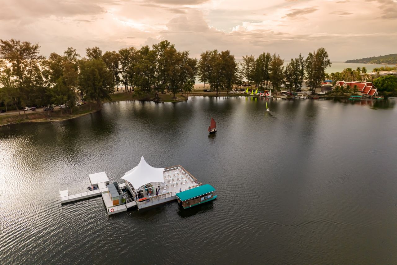 ร้านอาหารลอยน้ำ อะทอล