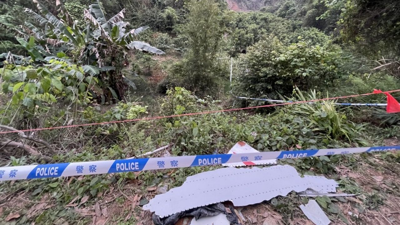 ซากเครื่องบินโบอิ้ง 737 ของสายการบิน ไชน่า อีสเทิร์น หลังดิ่งตกกระแทกภูเขา ในเมืองอู่โจว  เขตปกครองตนเองกว่างซี เมื่อบ่ายวันที่ 21 มี.ค.65