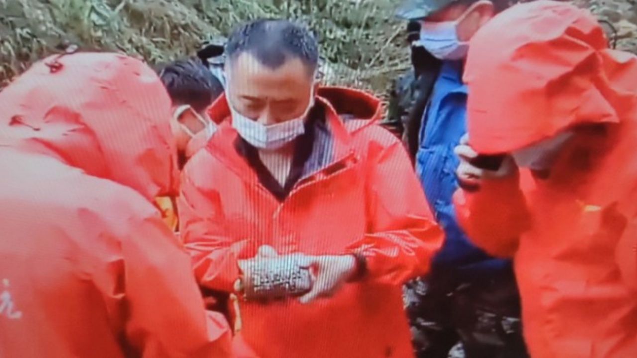 ภาพจาก Xinhuathai : ทีมสอบสวนจีนพบกล่องดำ เครื่องบินโบอิ้ง 737 สายการบินไชน่า อีสเทิร์น แอร์ไลน์ แล้วหนึ่งกล่อง หลังตกบนภูเขาในเขตปกครองตนเองกว่างซี เมื่อ 21 มี.ค. 65