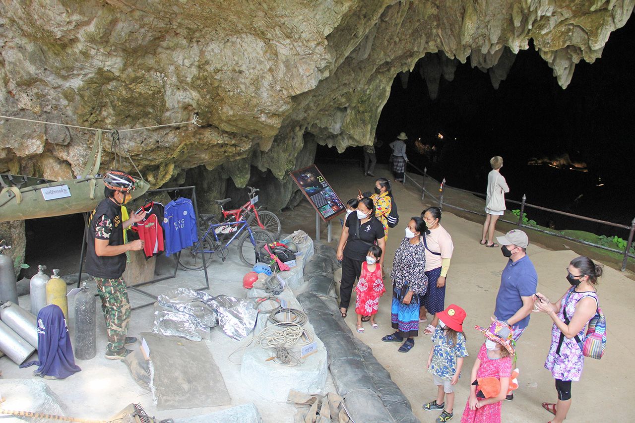 ถ้ำหลวง แหล่งท่องเที่ยวชื่อดังระดับโลกที่เคยมีนักท่องเที่ยวไปเยี่ยมเยียนไม่ขาดสาย ตอนนี้แทบไร้ผู้มาเยือน มีเฉพาะคนในจังหวัด.