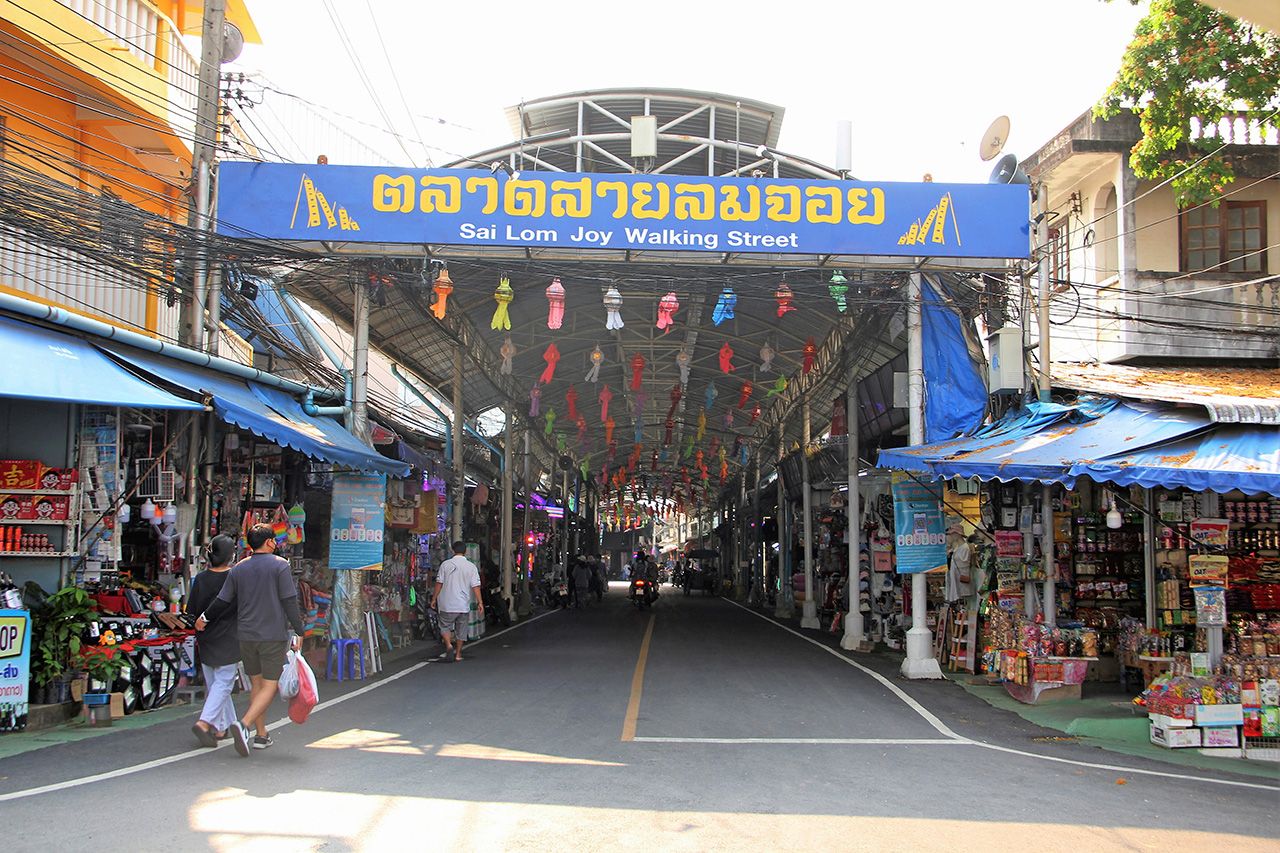 ตลาดสายลมจอย แหล่งขายของฝากริมแม่น้ำสาย เงียบสงัด มีเพียงร้านค้าเปิดไม่กี่ร้าน ส่วนใหญ่รอคอยความหวัง.