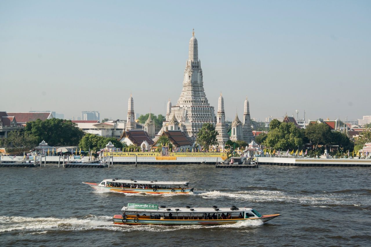 เรือด่วนเจ้าพระยา โดยบริษัท เรือด่วนเจ้าพระยา จำกัด ก่อตั้งในปี พ.ศ. 2514