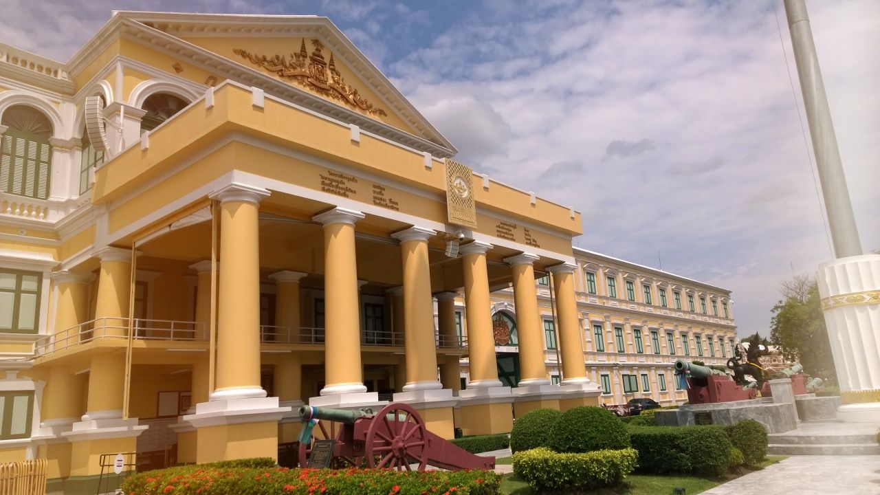 หน้ากระทรวงกลาโหม