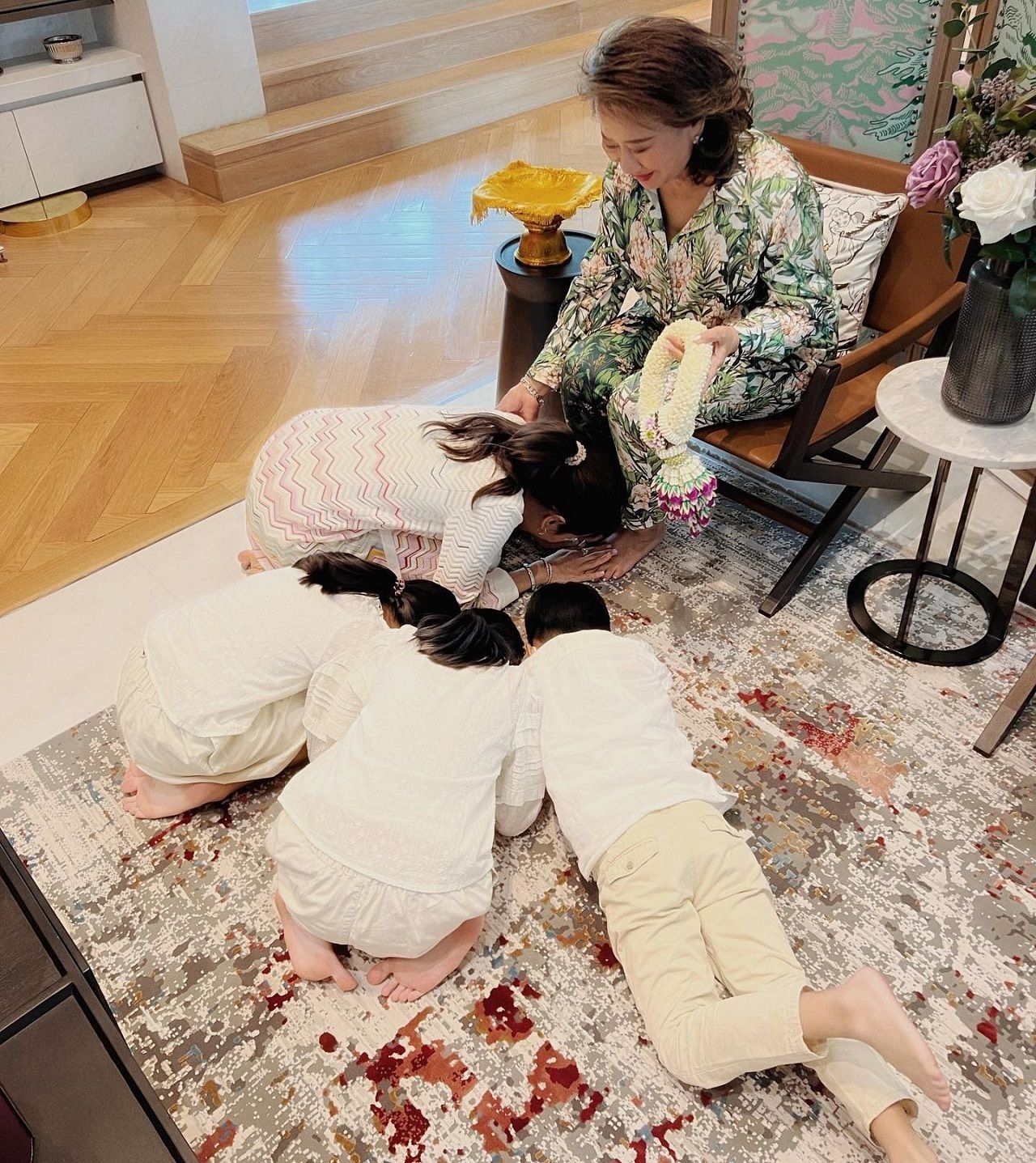 พาลูกสาวฝาแฝดและลูกชายคนเล็กกราบเท้าคุณยาย