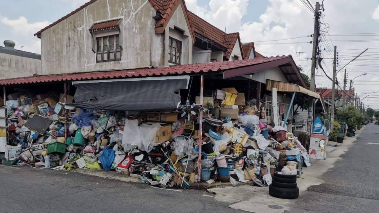 เพื่อนบ้านทนไม่ไหว ลุงเก็บของเก่า-ขยะ วางเต็มรอบบ้าน หวั่นเกิดไฟไหม้