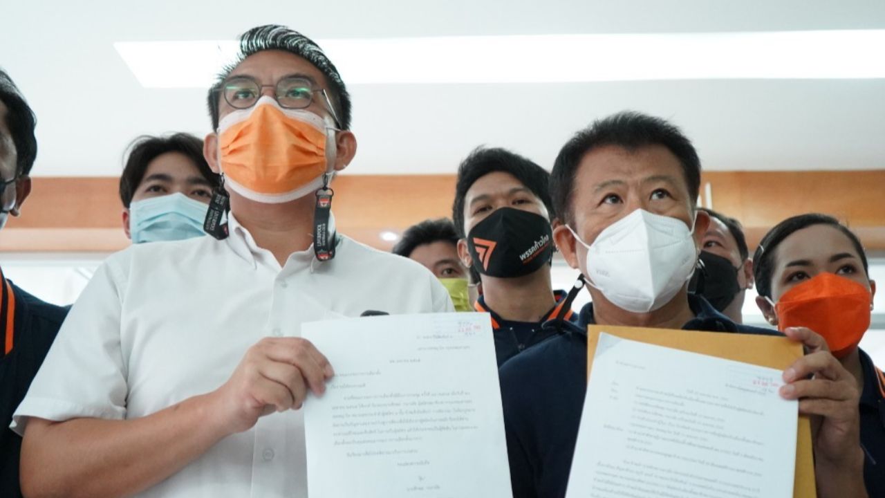 "วิโรจน์"นำ "พีรพล" บุกถาม กกต.ปมถูกตัดสิทธิผู้สมัคร ส.ก.ปมถือหุ้นสื่อ