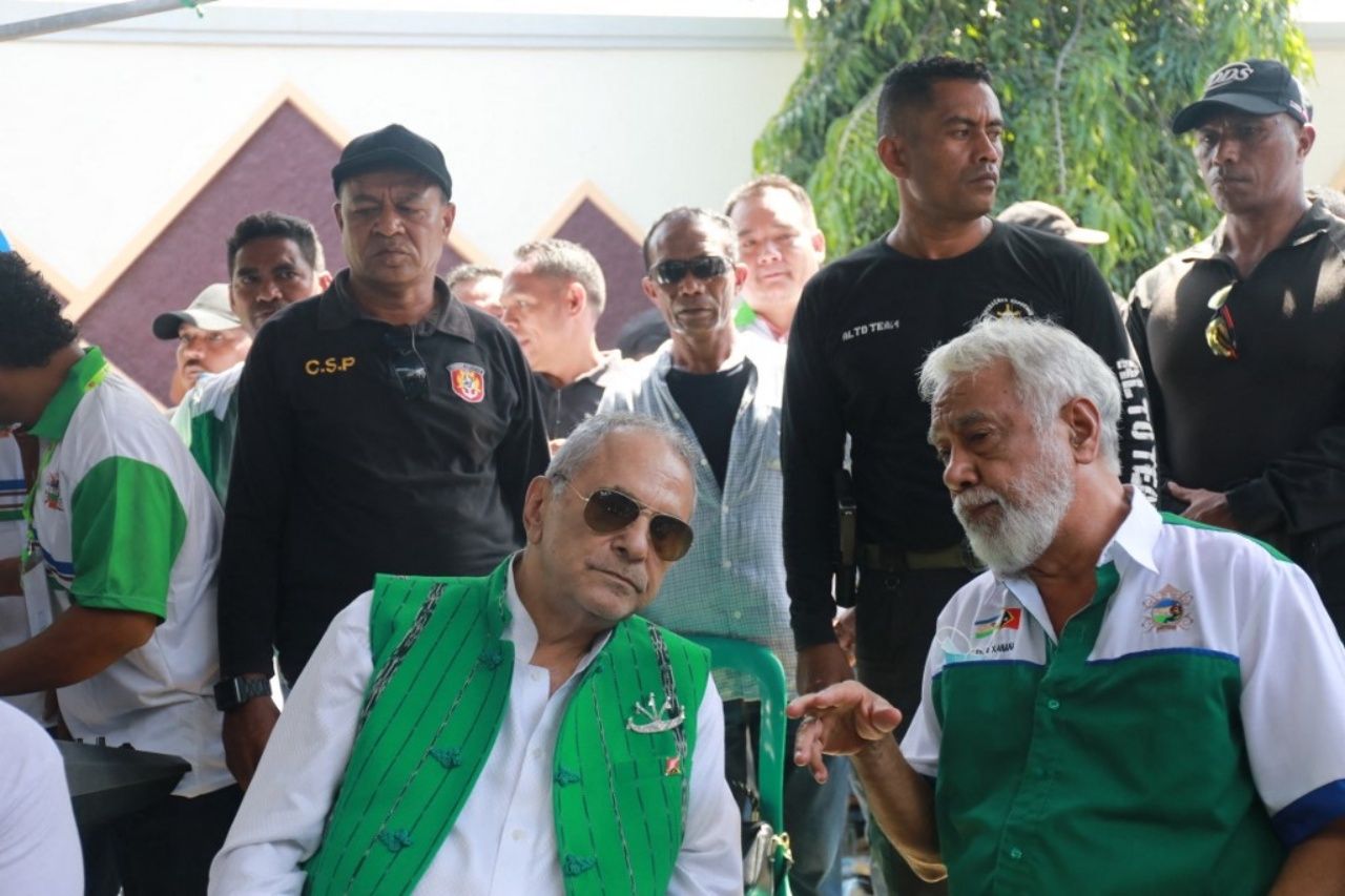 โฮเซ รามอส ฮอร์ตา อดีตประธานาธิบดีและเจ้าของรางวัลโนเบลสันติภาพ (ซ้าย)สนทนากับซานานา กุสเมา ประธานาธิบดีคนแรกของติมอร์-เลสเต หลังประกาศอย่างเป็นทางการเมื่อ 23 ม.ค. 65 ลงสมัครรับเลือกตั้งประธานาธิบดี