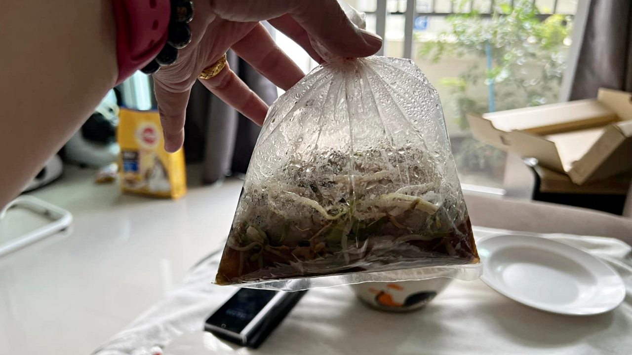 สาวเซ็ง สั่งเกาเหลา 149 บาท ร้านบอกกินได้ 2-3 คน แต่เทแล้วเหลือแค่นี้