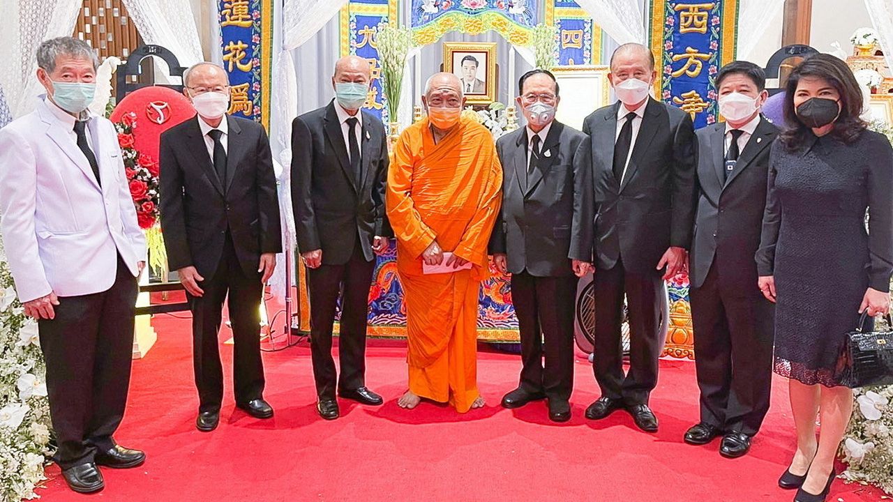 บำเพ็ญกุศล - พระอาจารย์จีนคณาณัติจีนพรต จัดพิธีบำเพ็ญกุศลอัฐิปัญญาสมวารครบ 50 วัน จุ่นเล้ง แซ่โหงว โดยมี จิตติ ตั้งสิทธิ์ภักดี, ยรรยงค์ ปฐมศักดิ์, ชาญวิทย์ หิรัญอัศว์, วิบูลย์ เลาหพงศ์ชนะ และ รพีพรรณ เหลืองอร่ามรัตน์ มาร่วมในพิธีด้วย ที่วัดเทพศิรินทราวาส วันก่อน.