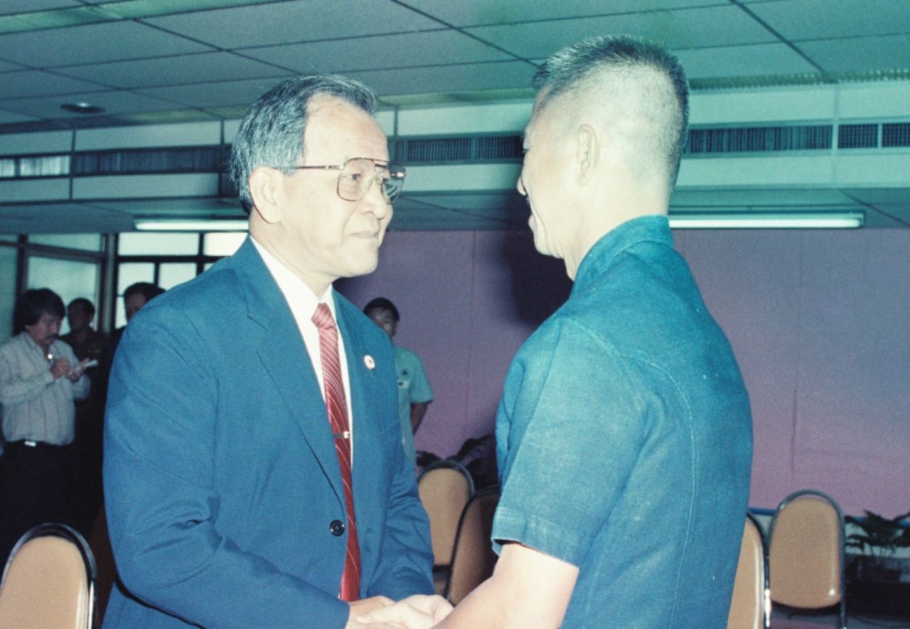  เดโช สวนานนท์ ทักทายจำลอง ศรีเมือง