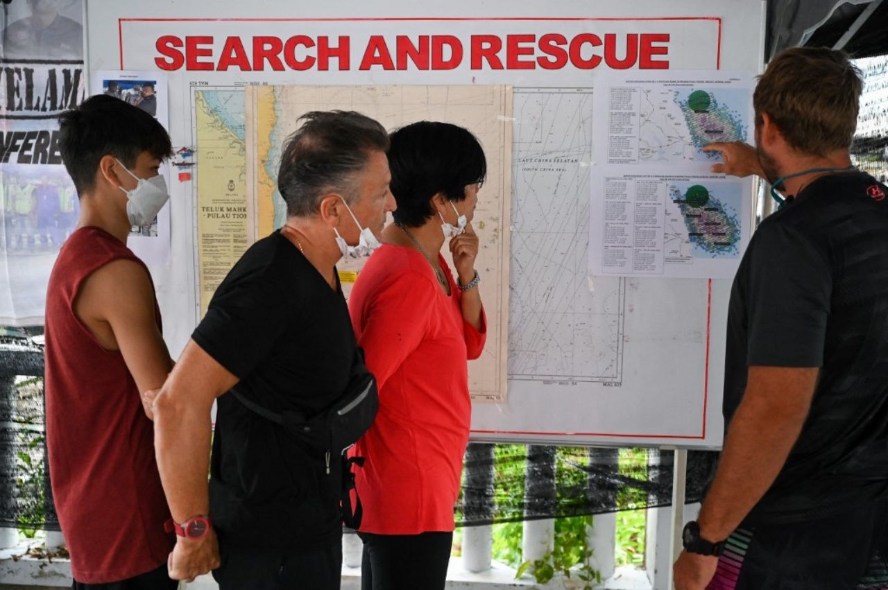 พ่อแม่ของอเล็กเซีย อเล็กซานดรา โมลินา  หญิงสาวชาวฝรั่งเศส ซึ่งเป็นหนึ่งใน 3 นักดำน้ำที่ยังสูญหาย มาติดตามความคืบหน้าในการค้นหาบุตรสาวของทางการมาเลเซีย