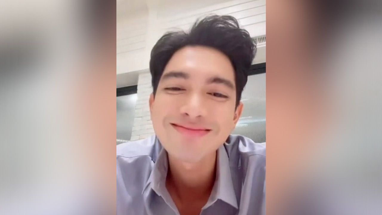กลางวงไลฟ์กับเหล่าแฟนคลับ เจอคำถามว่า “มีแอบหวั่นไหวกับ พี่มุกดา บ้างมั้ย?” ซึ่ง เข้ม–หัสวีร์ พูดออกมา “จะบอกยังไงดี” แล้วก็อึ้งไปสักพัก ก่อนจะส่งยิ้มให้แทน...โธ่ ก็แค่สารภาพไป!