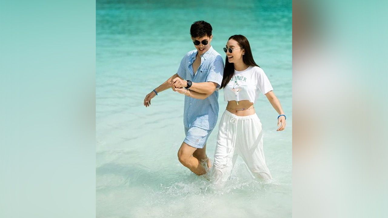 ไม่ได้เห็นน้ำทะเลเป็นสีน้ำเงินอีกต่อไป เพราะ ไผ่–พาทิศ กับ น้ำตาล–พิจักขณา ไป เที่ยวเกาะพีพีทริปนี้ หวานกันซะทุกอย่างรอบตัวเป็นสีชมพูไปโม้ด...จะทำร้ายหัวใจคนโสดไปถึงหนาย!