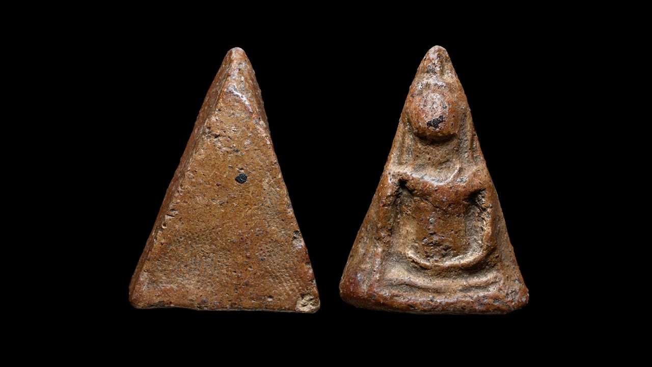 พระนางพญา พิมพ์เข่าโค้ง วัดนางพญา ของ โจ๊ก ลำพูน.