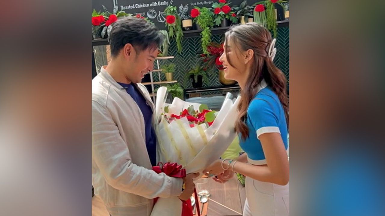 ไม่ได้มาเล่นๆ แจ็คกี้ ชาเคอลีน ผู้เข้า แข่งขันชิงตำแหน่งลูกสะใภ้ แม่กุ้ง เริ่มรุก! บุกไปมอบช่อดอกไม้แฮปปี้วาเลน ไทน์ เกรท-วรินทร ถึงที่ร้านอาหาร...ทำคะแนนนำคู่แข่งไปก่อนละ.
