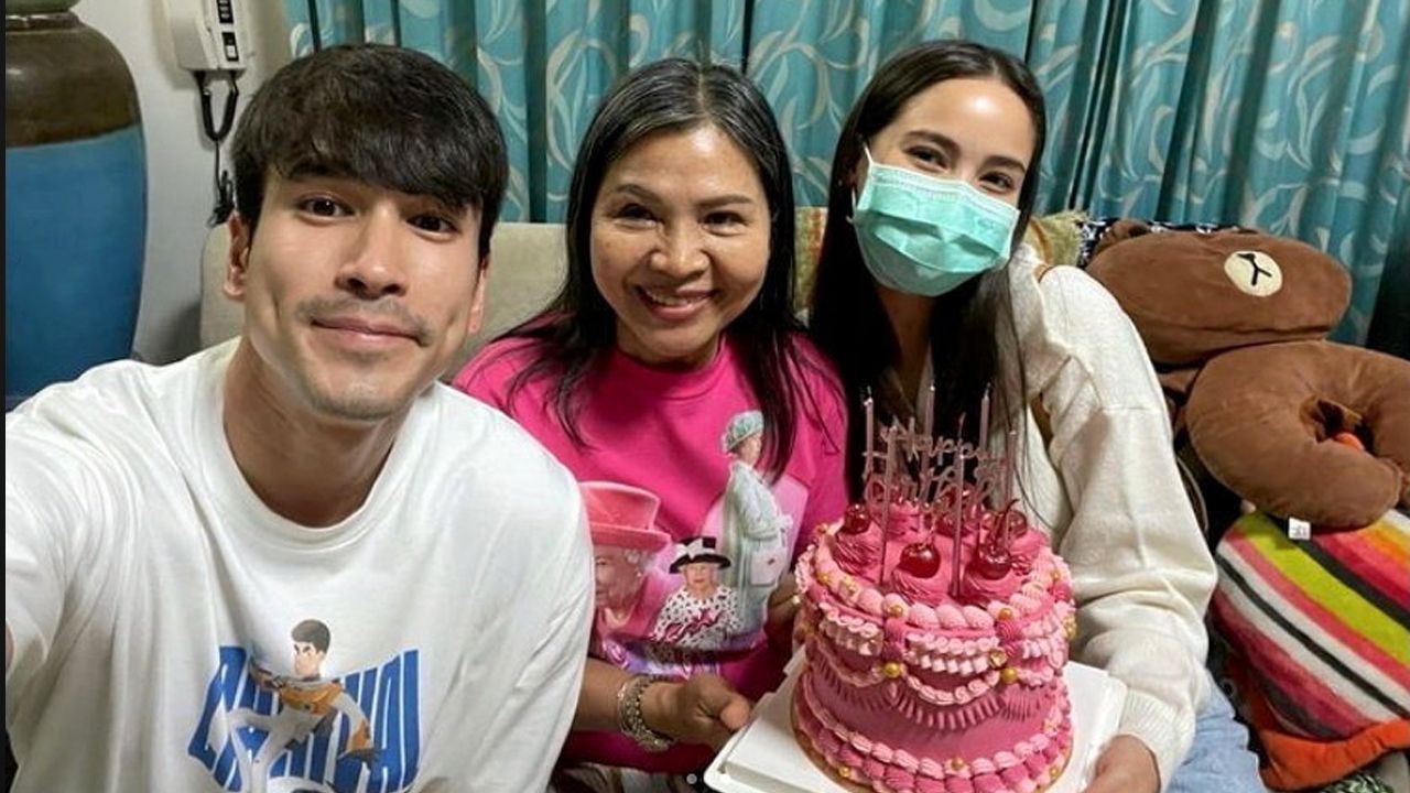 ส่วนวันเกิด แม่แก้ว-สุดารัตน์ อายุเต็ม 60 ปี ว่าที่ลูกสะใภ้ ญาญ่า-อุรัสยา ก็ไม่พลาดที่จะหอบเค้กมาแฮปปี้เบิร์ธเดย์ที่บ้าน แม้ว่าจะเลิกงานดึกดื่น โดยมี พี่แบร์ ยิ้มแก้มแตกอยู่ข้างๆ.