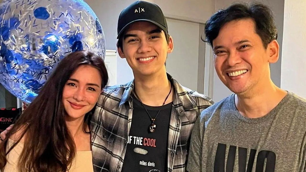 วันเกิดลูกชายอายุ 17 ปี จึงได้เห็น แมว -จิรศักดิ์ มาร่วมฉลองกับ ทิกเกอร์ และ นิโคล พร้อมหน้าอีกครั้ง อีกทั้งลูกก็ถือโอกาศกราบเท้าพ่อแม่ขอบคุณที่ให้กำเนิด ...เลี้ยงมาได้ดีจริงๆ.