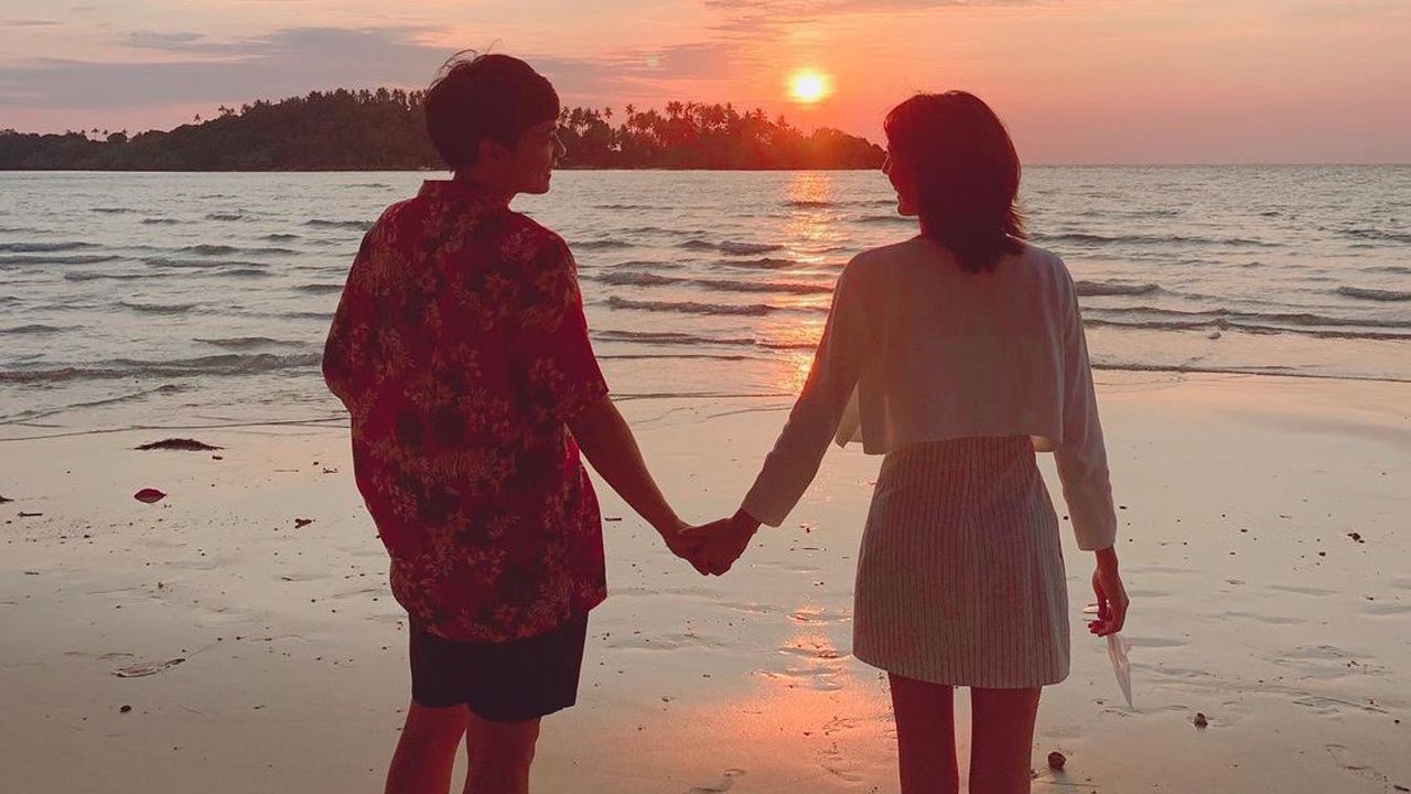 ตอนนี้เที่ยวกันอยู่เกาะกูด ล่าสุด แดน-วรเวช โพสต์ภาพหวานคู่ แพทตี้-อังศุมาลิน พร้อม แคปชัน “แสงเย็นก็สวยนะ แต่หนูสวยกว่า”...น่าลุ้นวาเลนไทน์ปีนี้อาจได้เห็นคุกเข่าสวมแหวน.