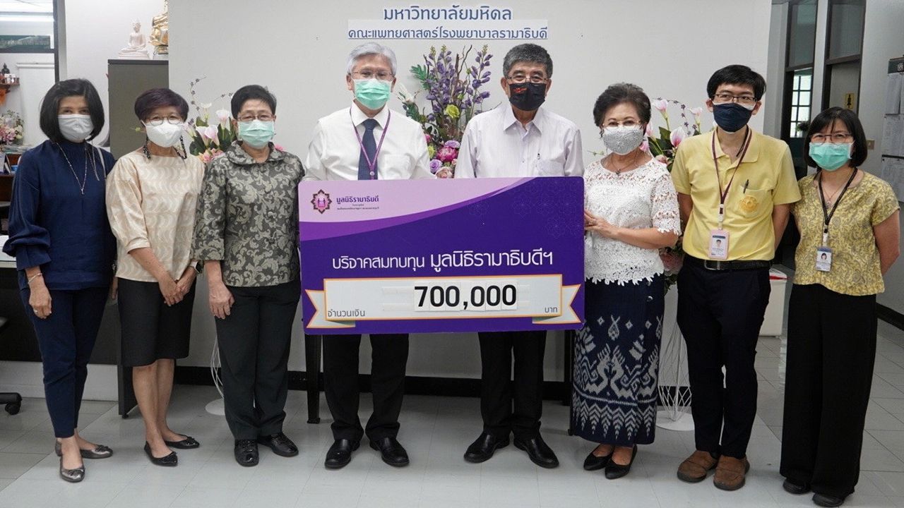 สมทบทุน  -  บรรจง สหเมธาพัฒน์ บริจาคเงินจำนวน 700,000 บาท เพื่อสมทบทุนมูลนิธิรามาธิบดี โครงการสร้างศูนย์ผู้สูงอายุและผู้ป่วยระยะท้าย รพ.รามาธิบดี และจัดซื้อเครื่องมือแพทย์ โดยมี รศ.นพ.สุรศักดิ์ ลีลาอุดมลิปิ ผอ.รพ.รามาธิบดี เป็นผู้รับมอบ ที่โรงพยาบาลรามาธิบดี วันก่อน.