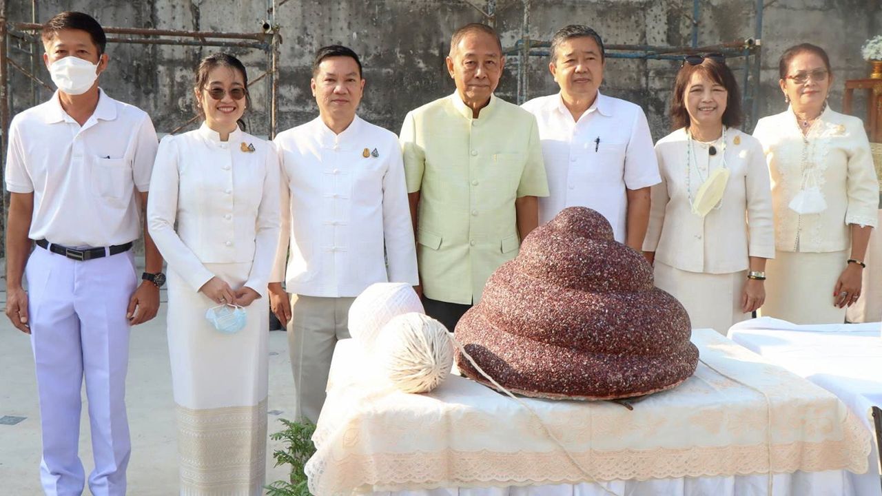 บวงสรวง  -  พล.อ.อ.ชลิต พุกผาสุข องคมนตรี ประธานในพิธีบวงสรวงการเชิญพระเกศเปลวเพลิงและเม็ดพระศกขึ้นประดิษฐานองค์พระสมเด็จองค์ปฐม โดยมี อรรษิษฐ์–จิณณารัชช์ สัมพันธรัตน์ และ กรรณภรณ์ วงศ์ปิยะกุล มาร่วมในพิธีด้วย ที่วัดเทพประทาน อ.สอยดาว จ.จันทบุรี วันก่อน.