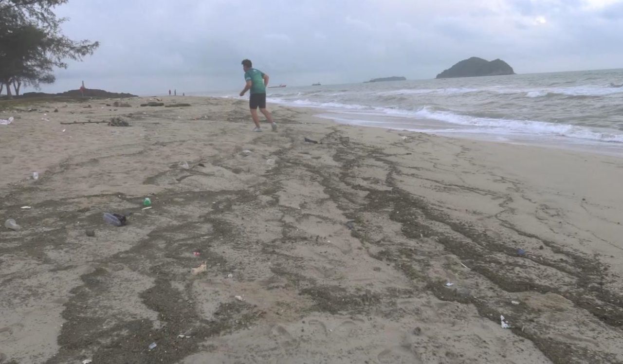 หินพัมมิซ หรือหินภูเขาไฟ ถูกคลื่นซัดเต็มชายหาด