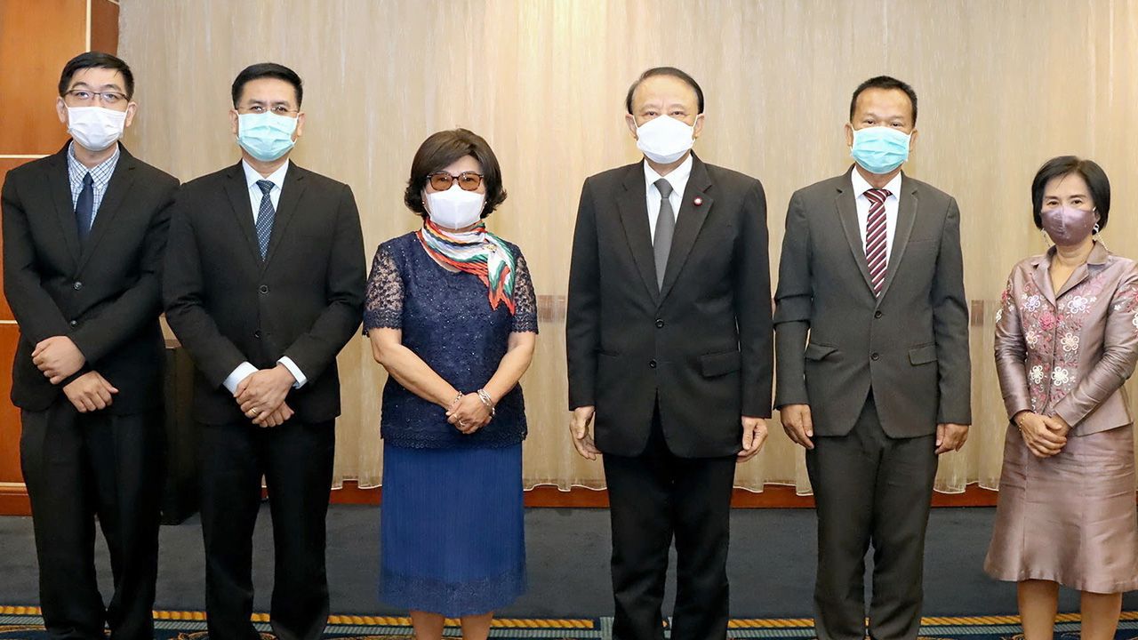 ต้านทุจริต ณรงค์ รัฐอมฤต กก.ป.ป.ช. เปิดการประชุมเชิงปฏิบัติการ “สร้างและพัฒนาหลักสูตรต้านทุจริตศึกษา พ.ศ.2565” โดยมี ผศ.ดร.จำรัส อินทลาภาพร, รศ.ดร.มารุต พัฒผล, รศ.ดร.มาณี ไชยธีรานุวัฒศิริ และ อุทิศ บัวศรี มาร่วมประชุมด้วย ที่โรงแรม ดิ เอมเมอรัลด์ วันก่อน.