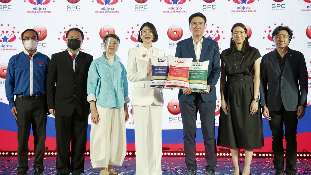 ถึงทุกจุด สถาพร ไพศาลบูรพา จาก บ.บูรพา พรอสเพอร์ และ เวทิต โชควัฒนา จาก บ.สหพัฒนพิบูล แถลงข่าวร่วมมือบริษัทค้าปลีกการกระจายสินค้าแป้งทำอาหารและขนมสำเร็จรูปทั่วประเทศ โดยมี ขนิษฐา ไพศาลบูรพา และ ชัยลดา ตันติเวชกุล มาร่วมงานด้วย ที่ รร.เรอเนสซองซ์ วันก่อน.
