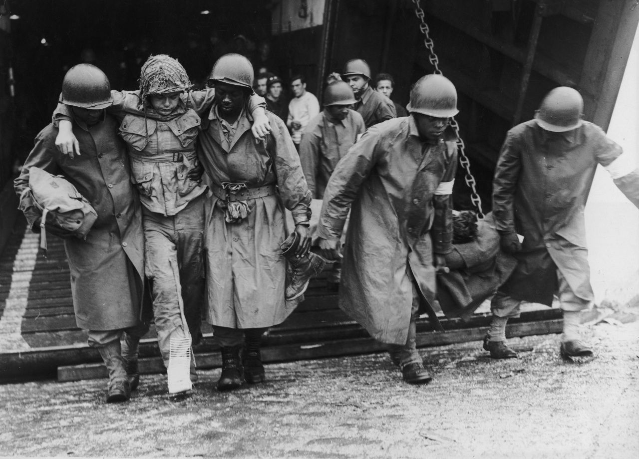 สภาพการช่วยเหลือทหารอเมริกันได้รับบาดเจ็บในสงครามโลกครั้งที่ 2 (ภาพ : Getty)