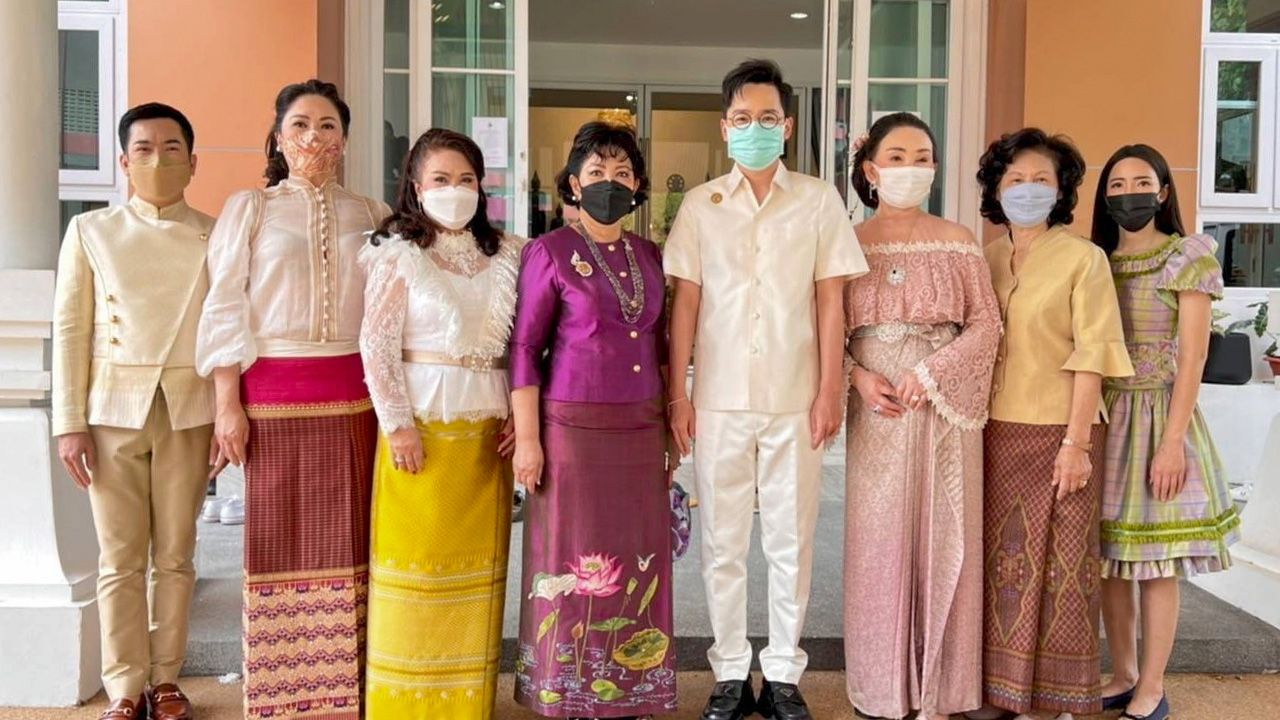 ทำบุญกัน  -  ม.ล.ปุญยนุช เกษมสันต์ ดุลยจินดา จัดพิธีทำบุญถวายภัตตาหารเพลพระสงฆ์ เพื่อความเป็นสิริมงคล โดยมี สุริยน–เมก้า ศรีอรทัยกุล, สุมิตรา กิจกำจาย, สราวุธ ฟื้นวงษ์เฟื่อง, วิลาสินี โรจนศรัณยกุล และ สพญ.นาตยา นครชัย มาร่วมในพิธีด้วย ที่วัดธาตุทอง วันก่อน.