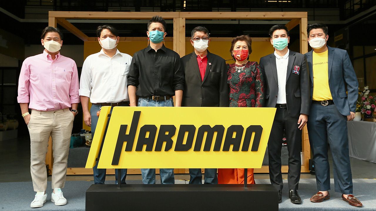 ครบวงจร  -  ฐปพณ โชติอำพนกุล และ สมิต โชติอำพน จัดงานเปิด “HARDMAN Warehouse” ศูนย์รวมแบรนด์เครื่องมือช่างและฮาร์ดแวร์ครบวงจร พร้อมสร้างความต่างจาก Modern Trade ด้วยพื้นที่คอมมูนิตี้แวร์เฮาส์สุดฮิปเจาะกลุ่มคนรักงาน DIY ที่ฮาร์ดแมน ถ.สาธุประดิษฐ์ วันก่อน.