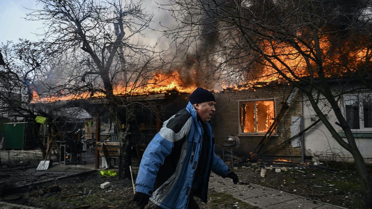 อาคารบ้านเรือนในเมืองเอียร์ปิน ไฟไหม้ จากการถูกรัสเซียยิงปืนใหญ่โจมตี