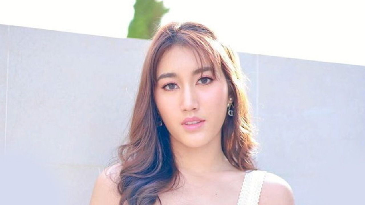 ท่ามกลางสถาน การณ์การแพร่ระบาดโควิด-19 เบสท์-รักษ์วนีย์ มีข่าวร้ายเมื่อพบว่าคุณยาย ติดเชื้อ และตามด้วยข่าวร้ายยิ่งกว่าเมื่อท่านเสียชีวิตที่โรงพยาบาลหลังจากล้มในห้องน้ำ.